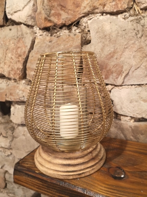 Windlicht gold auf Holzfu�