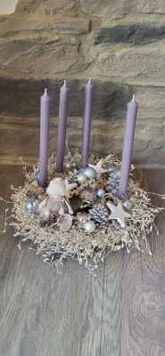 Adventskranz Stabkerzen Stacheldraht grau blau