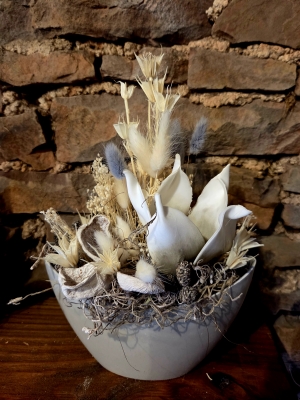 Kleines Gesteck Magnolien, grau