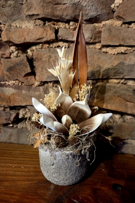 Kleines Gesteck Magnolie, braun