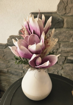 Vase mit Magnolienstrau�